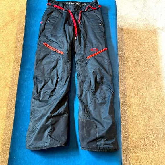 Black with red accents Oakley Pro Rider series ski/snowboard pants, size S/P. - Picture 1 of 8